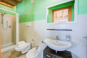 Family House, 3 Bedrooms, 2 Bathrooms, Mountainside (Faby House On Hilly Area & Lake View) | Bathroom | Shower, bidet, towels, soap - Faby House On Hilly Area And Lake View (Gargnano)