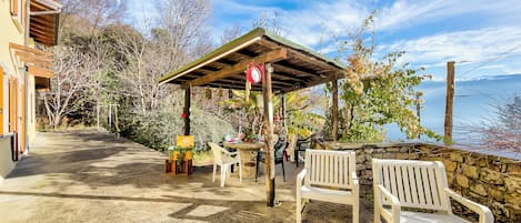 Maison familiale, plusieurs chambres, 2 salles de bains (Faby House On Hilly Area & Lake View) | Terrasse/patio