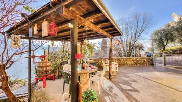 Nhà dành cho gia đình, nhiều phòng ngủ, 2 phòng tắm, cạnh núi (Faby House On Hilly Area & Lake View) | Khu ẩm thực ngoài trời