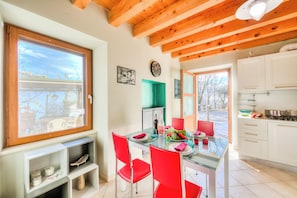 Family House, 3 Bedrooms, 2 Bathrooms, Mountainside (Faby House On Hilly Area & Lake View) | Dining