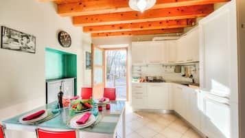Nhà dành cho gia đình, 3 phòng ngủ, 2 phòng tắm, cạnh núi (Faby House On Hilly Area & Lake View) | Bếp riêng | Tủ lạnh, lò vi sóng, lò nướng, bếp nấu