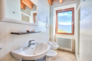 Dusj, bidé, håndklær og såpe