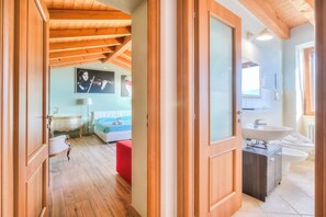 Familie huis, meerdere slaapkamers, 2 badkamers (Faby House On Hilly Area & Lake View) | Badkamer | Een douche, een bidet, handdoeken, zeep