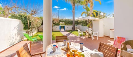 Casa familiar, 2 habitaciones, 2 baños (Villetta Relax with Garden, Pool and) | Restaurante al aire libre
