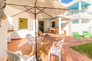 Casa família, vários quartos, 2 banheiros (Villetta Relax with pool in residence) | Opções para refeição ao ar livre