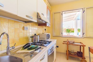 Fridge, microwave, oven, stovetop - Villetta Relax with pool in residence (Melendugno)