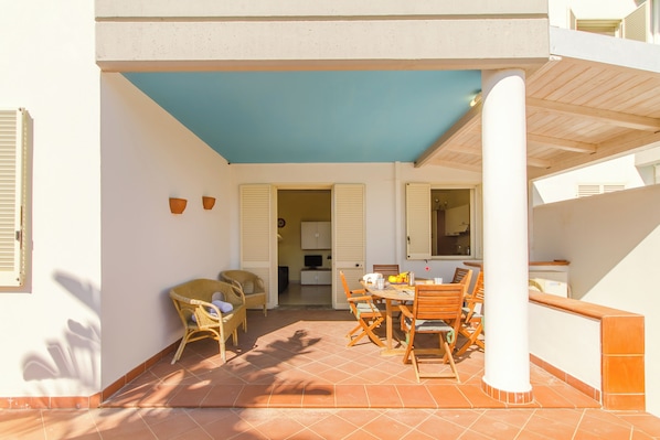 Family House, 2 Bedrooms, 2 Bathrooms (Villetta Relax with pool in residence) | Outdoor dining