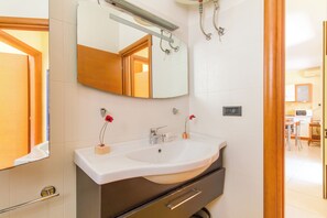 Maison Familiale, 2 chambres, 2 salles de bains (Villetta Relax with pool in residence) | Salle de bain