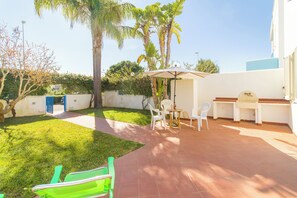 Maison Familiale, plusieurs chambres, 2 salles de bains (Villetta Relax with pool in residence) | Terrasse/Patio