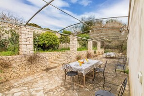 Outdoor dining - Villa Nice Sea View (Santa Cesarea Terme)