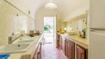 Casa standard, vários quartos (Villa Nice Sea View) | Cozinha privada | Geladeira, fogão, cooktop, lava-louças