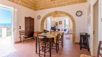 Casa standard, vários quartos (Villa Nice Sea View) | Sala de estar | TV de tela plana 21 polegadas com canais digitais