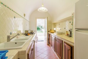 Casa estándar, varias habitaciones (Villa Nice Sea View) | Cocina privada | Refrigerador, horno, parrilla de estufa y lavavajillas 