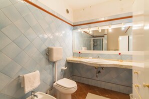 Ducha, secador de pelo, bidet, toallas