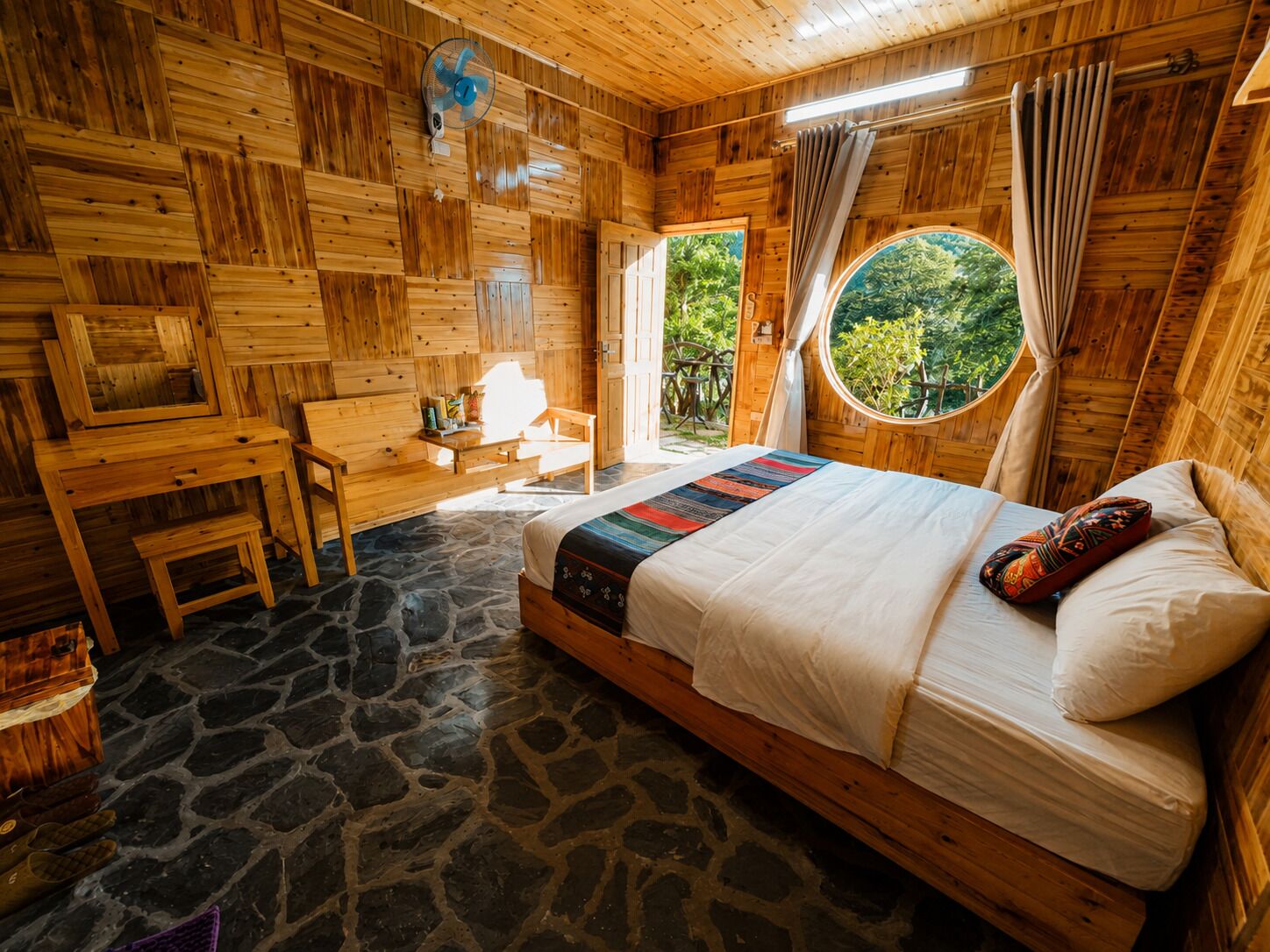 Luxury Double Room, 1 King Bed, Mountain View | Premium bedding, pillowtop beds, soundproofing, WiFi (free)