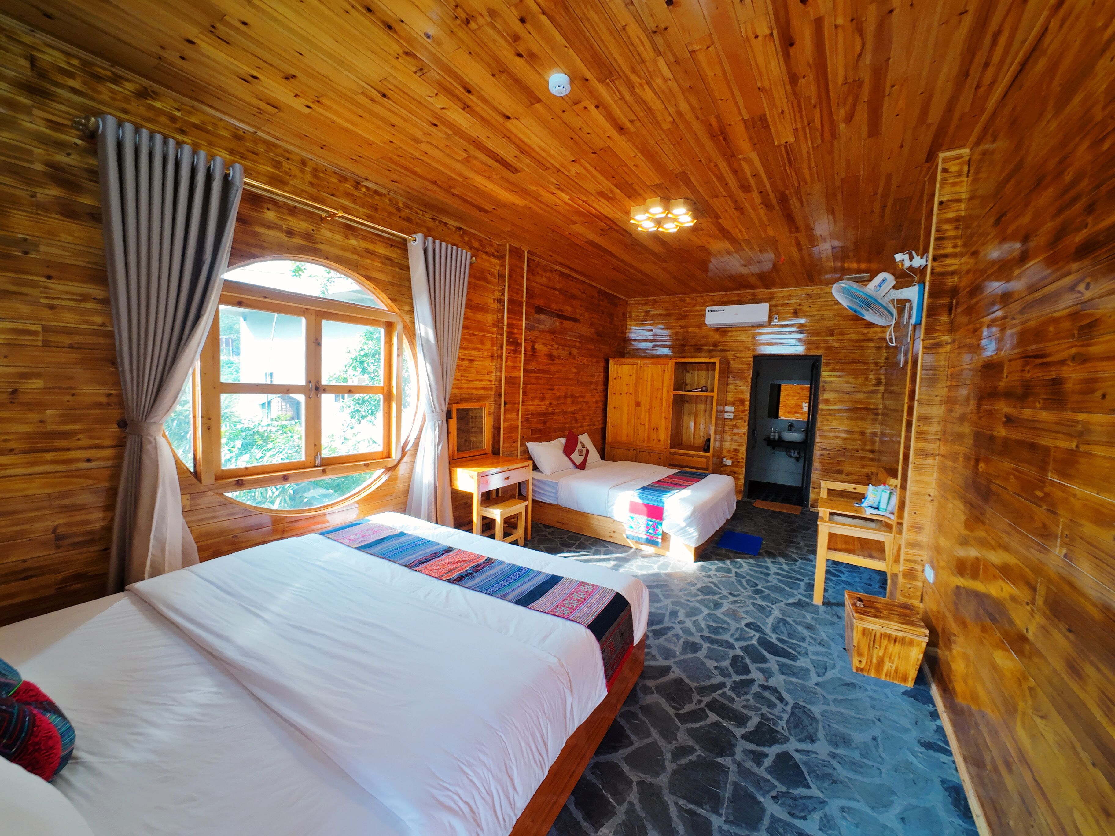 Firemannsrom – familie, balkong, fjellutsikt | Sengetøy av topp kvalitet, dundyner og senger med overmadrass