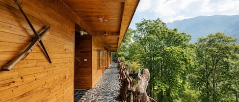 Habitación cuádruple familiar, balcón, vista a la montaña | Balcón