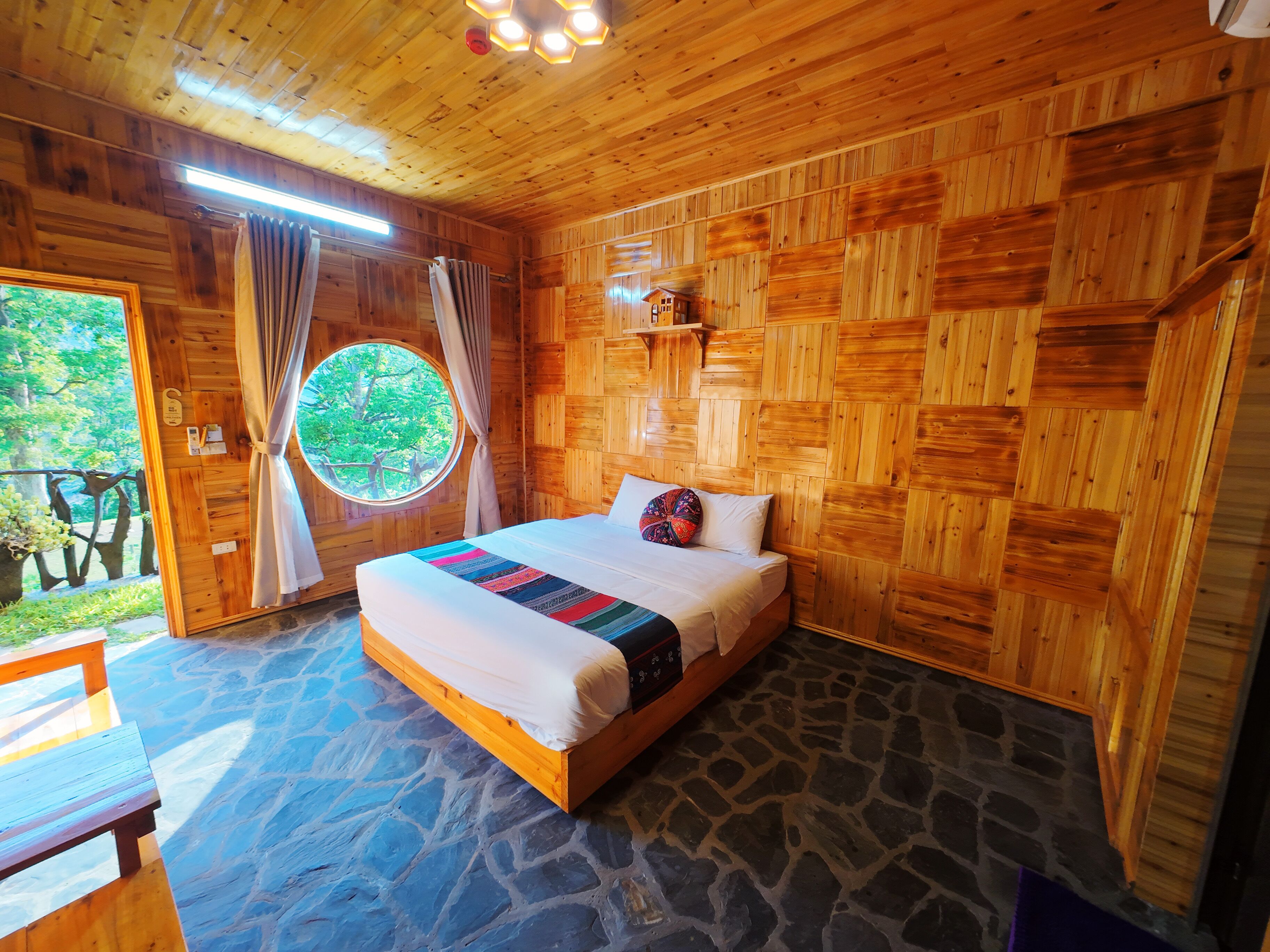 Luxury Double Room, 1 King Bed, Mountain View | Living area