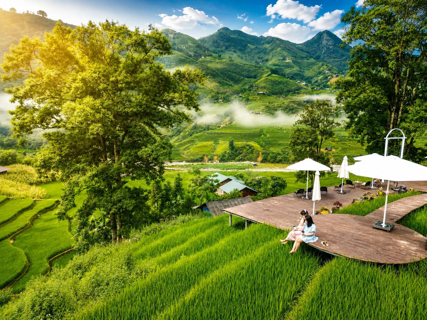 Eine Terrasse mit Blick auf terrassenförmig angelegte Felder und Berge.