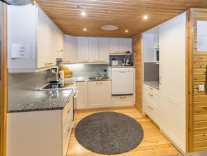 Køleskab, mikrobølgeovn, opvaskemaskine, højstol