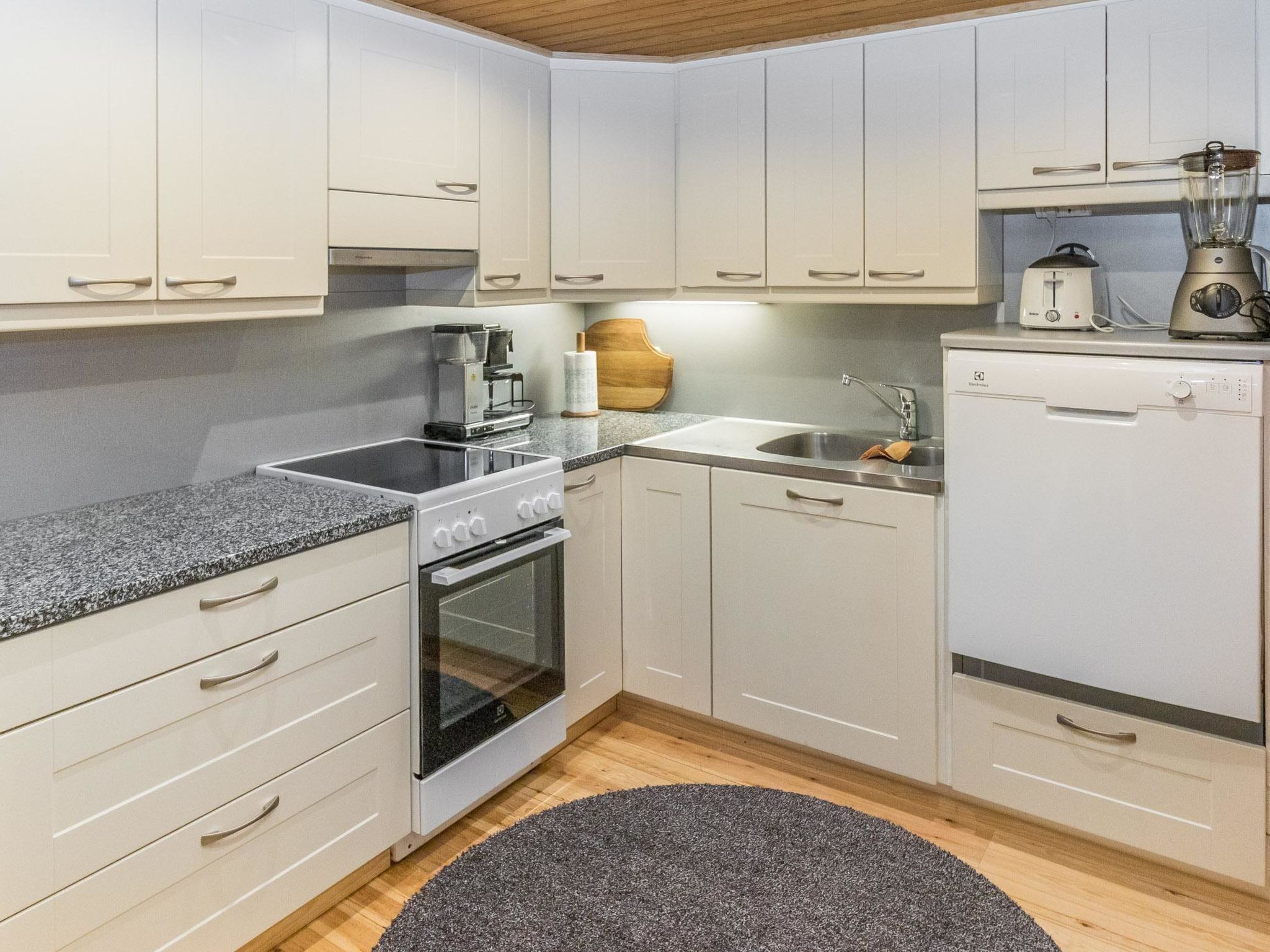 Kühlschrank, Mikrowelle, Geschirrspüler, Hochstuhl