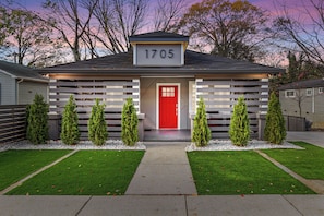 Front of property - Charlotte Retreat Luxury 4BR Heaven (Charlotte)
