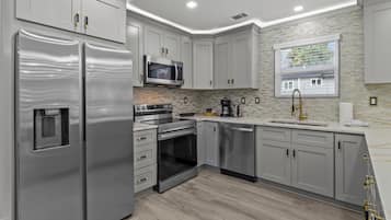 Casa de lujo, 4 habitaciones, Terraza | Cocina privada | Refrigerador, microondas, horno y parrilla de estufa
