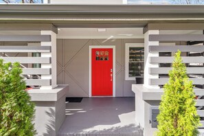 Interior entrance - Charlotte Retreat Luxury 4BR Heaven (Charlotte)