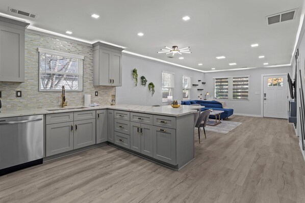 Luxe huis, 4 slaapkamers, terras | Privékeuken | Een koelkast, een microgolfoven, een oven, een kookplaat