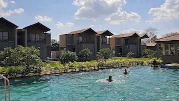Swim-up bar