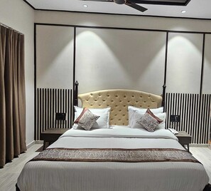 Desk, free WiFi - The premier gir resort (Talala)
