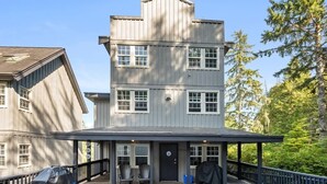 Un bâtiment à deux étages doté d’un porche abrité et d’un espace de stationnement.