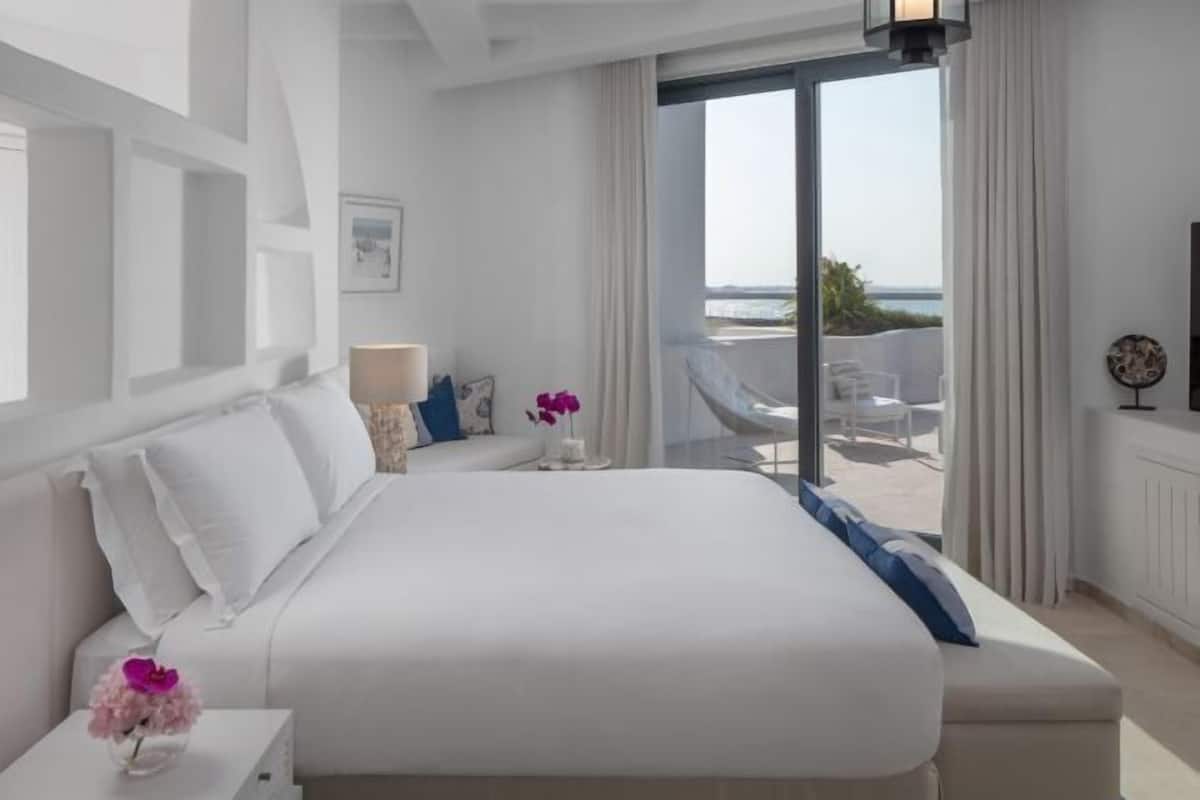 Ropa de cama de alta calidad, minibar, cortinas opacas