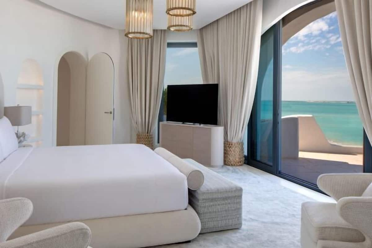 Premium bedding, minibar, blackout drapes, soundproofing