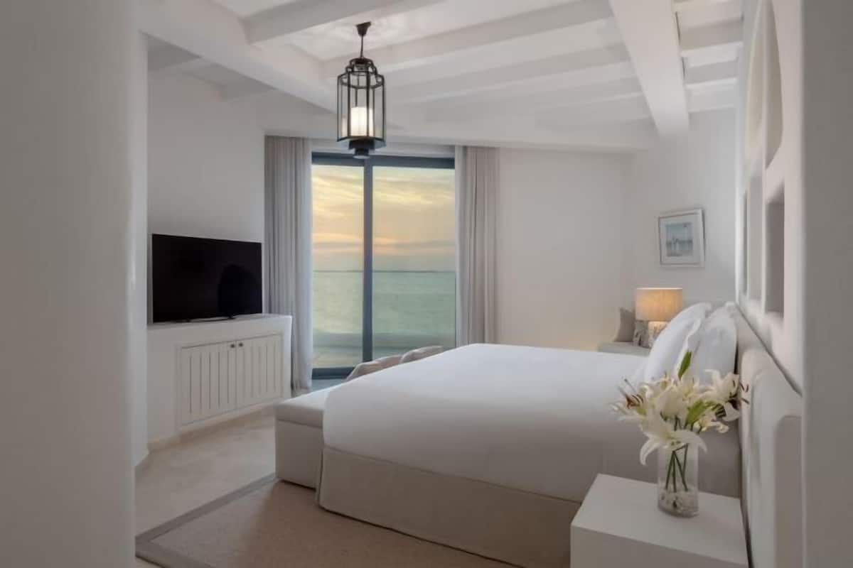 Premium bedding, minibar, blackout drapes, soundproofing