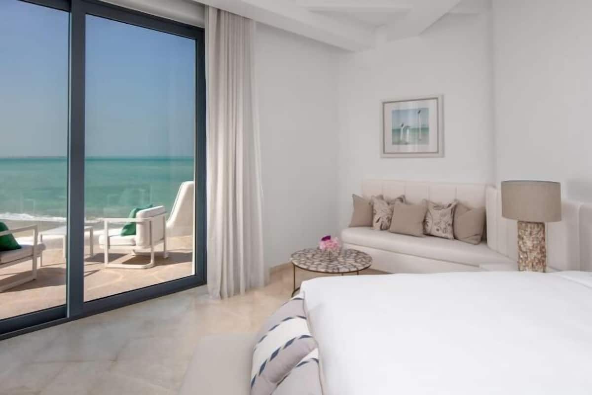 Ropa de cama de alta calidad, minibar, cortinas opacas