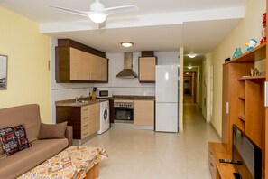 Réfrigérateur, micro-ondes, four, cafetière/bouilloire