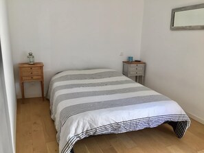 2 bedrooms, travel cot, bed sheets