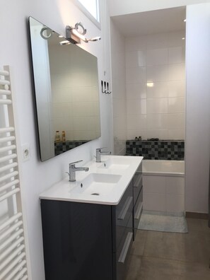 Een douche, een haardroger, handdoeken, toiletpapier