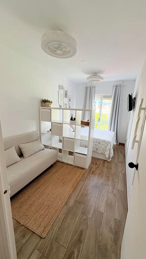 1 slaapkamer, een strijkplank/strijkijzer, gratis wifi, beddengoed