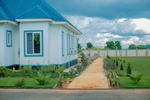 Garden view - Teranga Lodge & Restaurant (Mitumba)