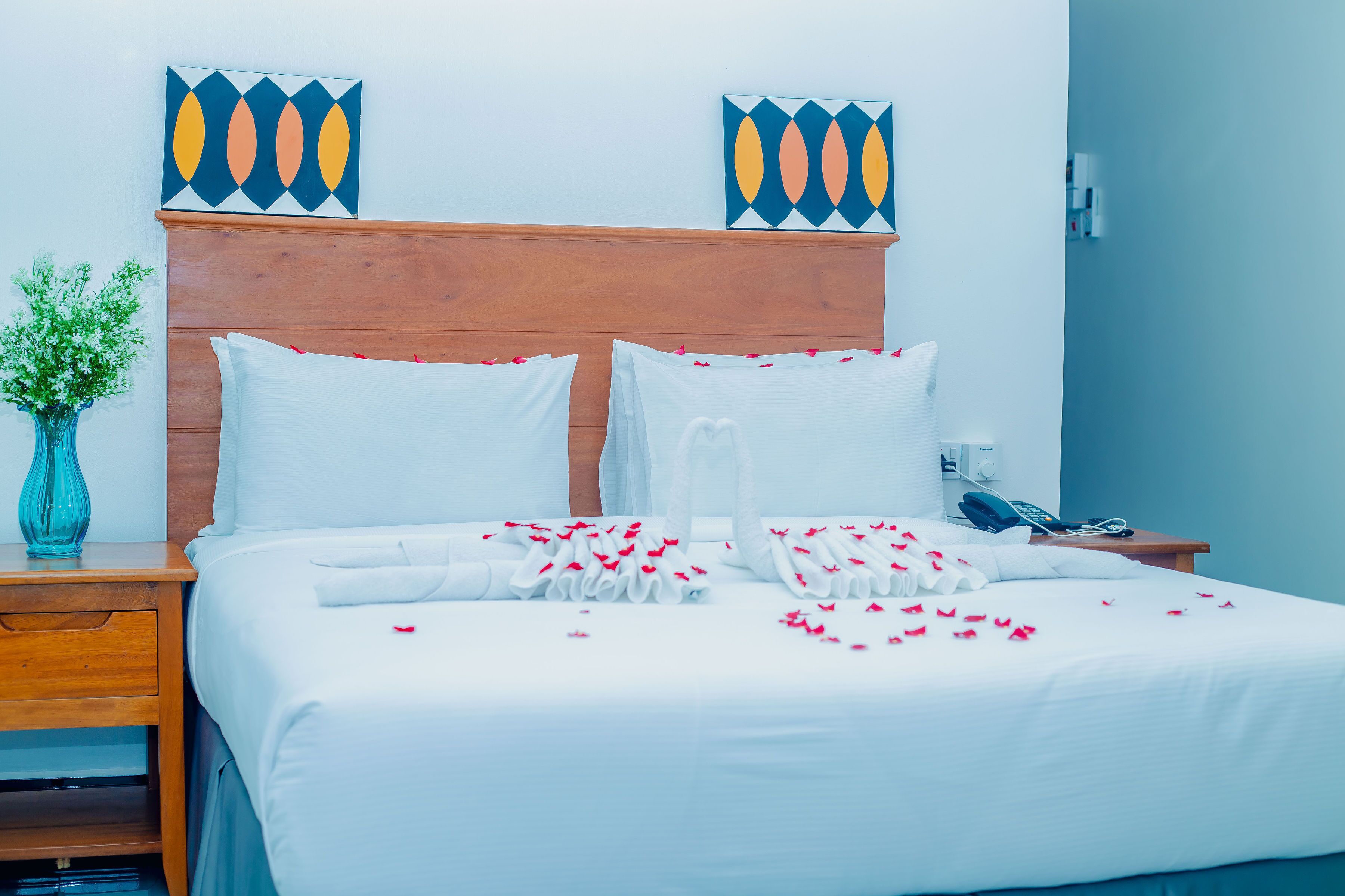 Decoración personalizada, muebles diferentes, escritorio y wifi gratis 