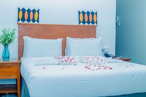 Individually decorated, individually furnished, desk, free WiFi - Teranga Lodge & Restaurant (Mitumba)