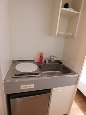 Triple Room | Private kitchen | Mini-fridge, microwave, stovetop - Sakura Sands Hotel Shinsaibashi (Osaka)