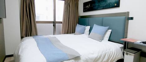 Deluxe Studio Suite | Individually furnished, desk, laptop workspace, bed sheets