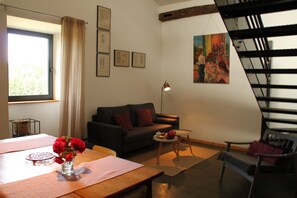 En 75-centimeters Flatskjerm-TV med digitale kanaler samt peis