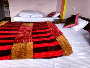 Chambre Standard double | Draps en coton égyptien, literie de qualité, couette en duvet