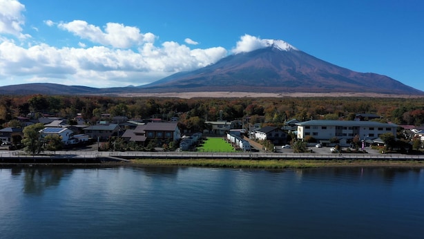 A lakeside town with a prominent mountain in the background. - SolanaFujiyamanakako (Yamanakako)