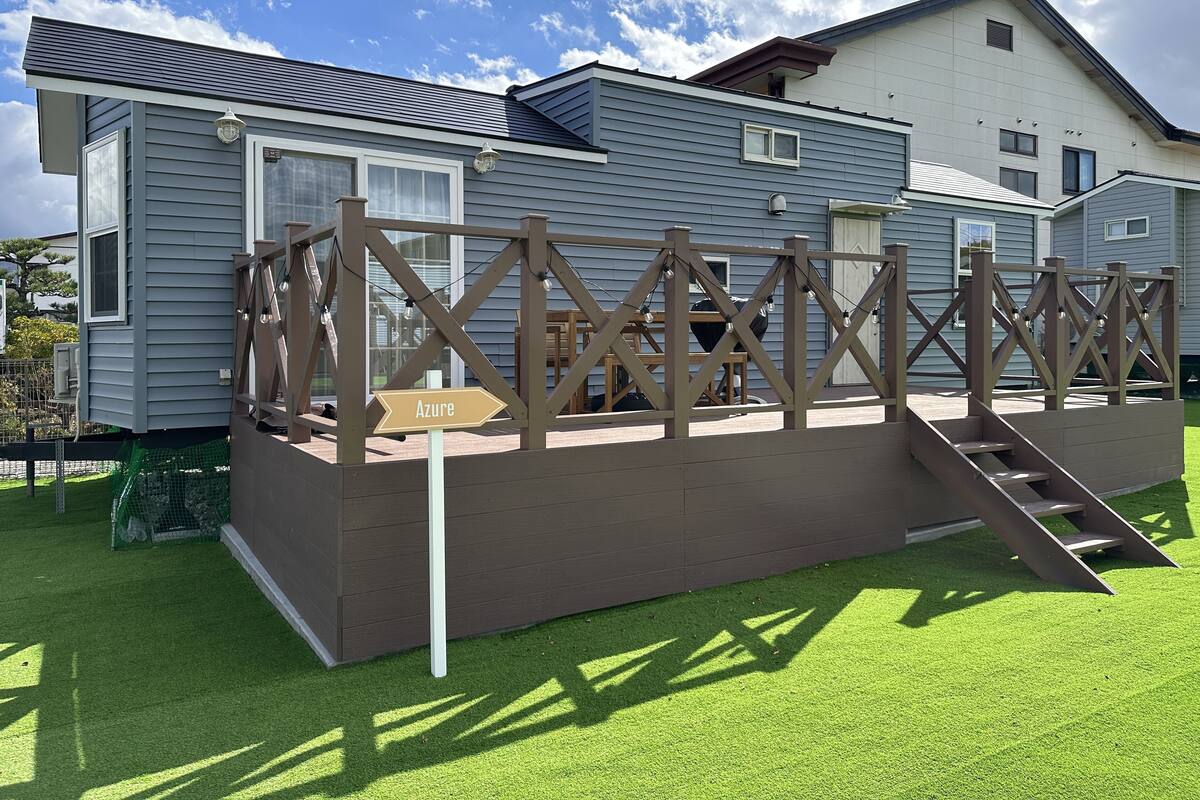 Un edificio residencial con una terraza de madera y un letrero que indica Azure.