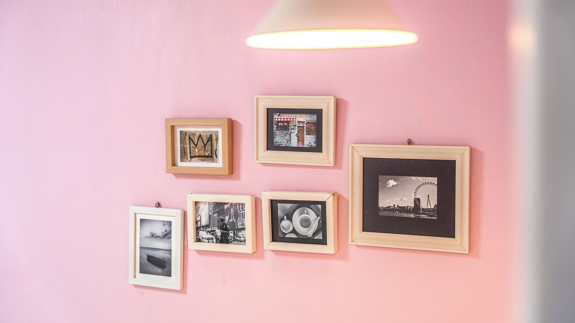 Een muur met zes ingelijste foto's van verschillende onderwerpen.